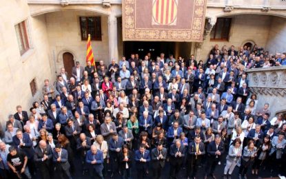 Més de 700 alcaldes i alcaldesses mostren al Palau de la Generalitat el rebuig a la sentència del Tribunal Suprem