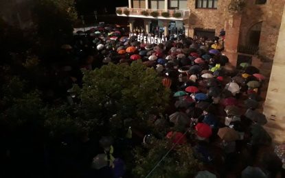 Concentració multitudinària a Tordera en contra de la sentència del procés