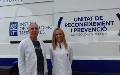 La Maria Dolors es revisa la pressió ocular a la unitat mòbil de l’Institut Oftalmològic Tres Torres