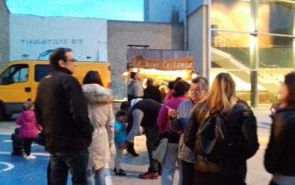 L’Associació de Comerciants de Tordera Centre va repartir el divendres passat més de 120kg de castanyes