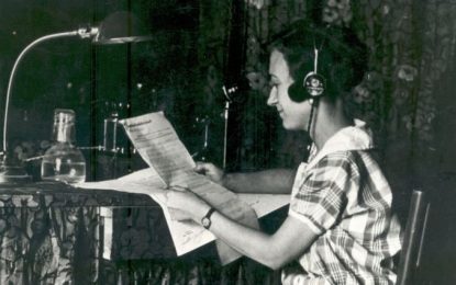 La Maria Antònia ens recorda que la primera veu que es va escoltar a Ràdio Barcelona el 1924 va ser la d’una dona