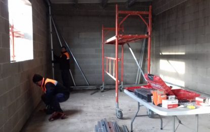 La brigada municipal està construint la nova aula de l’AMPA de l’Institut Lluís Companys