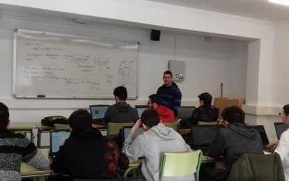Tordera en directe visita la classe de segon del cicle formatiu de Microinformàtica i xarxes