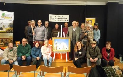 El pintor Fermí Prunes entrega un quadre de l’església de Tordera a al Cercle d’Història