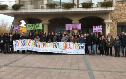 Lectura del manifest dins el dia internacional de les Persones amb Discapacitat