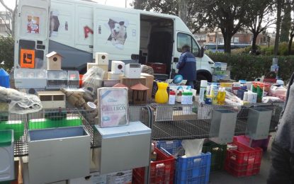 El Fem empresa ens apropa a una de les parades del mercat dels diumenges dedicades al bestiar