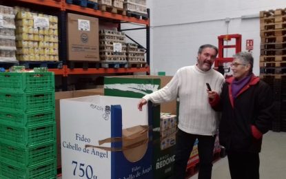 El centre De Tots segueix classificant els aliments recollits durant el gran recapte