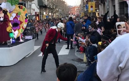 Tordera en directe parla amb alguns dels participants de la rua de carnestoltes de Tordera