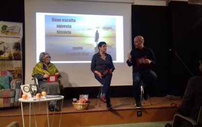 Els mestres de l’Ignasi Iglesias llegeixen un llibre als seus alumnes en el projecte de Lectura en veu alta