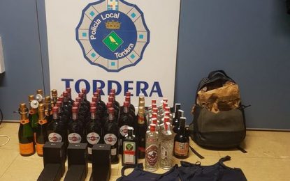 Detingudes dues persones a Tordera per vendre productes robats