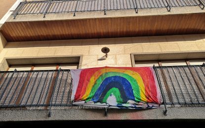Arcs de Sant Martí als balcons per dir que tot anirà bé