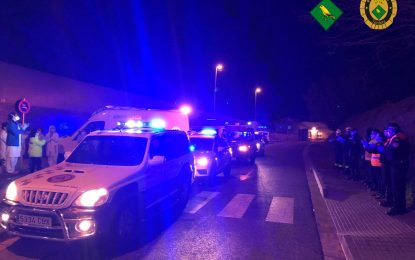 La Policia Local, Protecció Civil i Bombers Voluntaris homenatgen el personal sanitari del CAP Tordera amb llums i sirenes