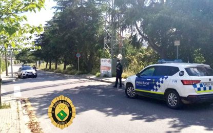 La Policia Local i Protecció Civil reparteixen mascaretes entre els usuaris del transport públic
