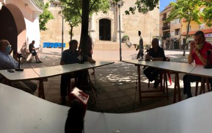 La tertúlia d’esports de l’Ara i Aquí s’ha fet en directe des de la plaça de l’església