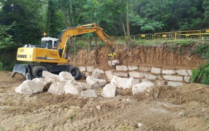 ExcaTorres compta amb 14 vehicles per fer qualsevol tipus d’excavació, enderrocs i col·locar murs de pedra