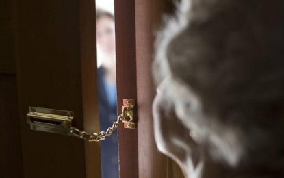 Mossos d’esquadra alerten de l’estafa dels falsos sanitaris.