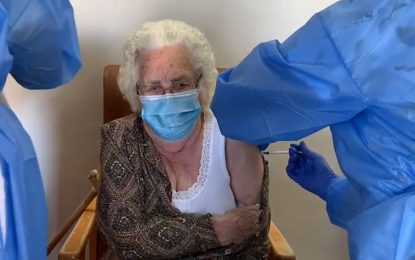 Residents i personal de Can Comte reben la segona dosi de la vacuna contra la Covid-19
