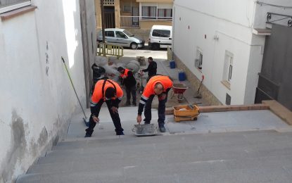 La brigada municipal renova les escales que uneixen els carrers Cervantes i Murillo