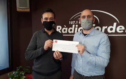 Ràdio Tordera fa un donatiu de 1000 euros al centre de distribució i roba De Tots