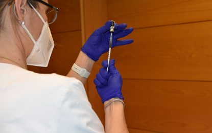 Els majors de 80 anys que viuen a casa es començaran a vacunar al març