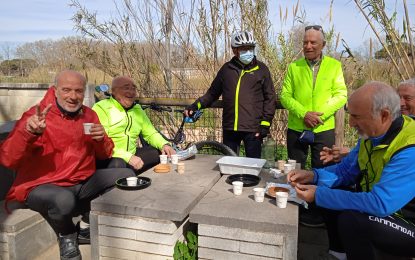 El Tordera en Directe saluda un grup de ciclistes que s’aturen a Tordera a per agafar forces abans de tornar cap a casa