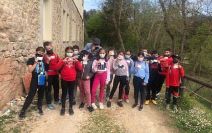 Els alumnes de 2n i 4t de La Roureda mantenen els grups bombolla durant les seves colònies