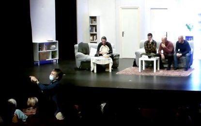 Els espectadors s’ho passen d’allò més bé a l’obra “El sopar del idiotes”