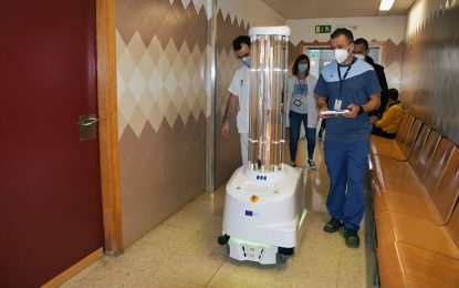 La Corporació rep tres robots per facilitar la desinfecció de les habitacions de virus i bacteris