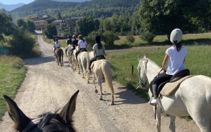Hípica, bicicleta i la visita a una cova han estat les activitats d’avui de les colònies de 6è del Serra de Miralles