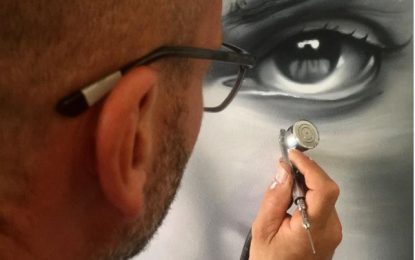 Els locals i els establiments dels carrers del centre històric acullen la mostra de retrats “Almas perdidas” de l’artista Manilawallart