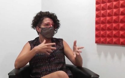 La regidora d’ERC + Gent de Tordera, Cinta Alcàcer, visita l’entrevista amb els polítics dels serveis informatius