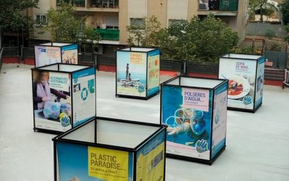 La placeta de l’edifici de Cal Ros, al carrer Sant Ramon acull l’exposició a l’aire lliure “Menys plàstic, més vida”