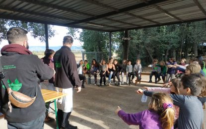 Els alumnes de l’escola d’Hortsavinyà viatgen amb una màquina del temps a les colònies a Vilablareix