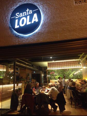 La Cassola menja al restaurant La Santa Lola