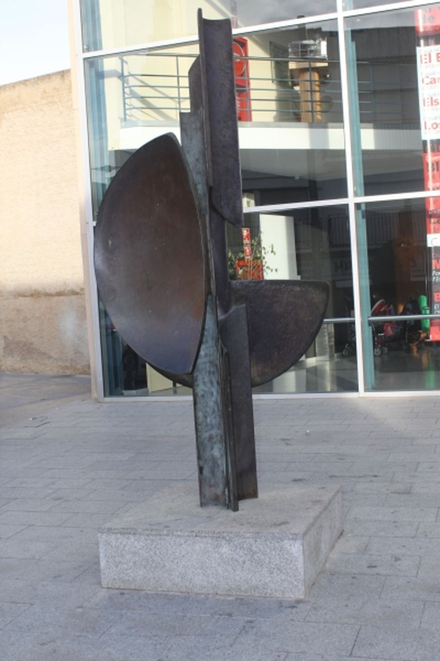 escultura plaça marti i pol - jordi coll